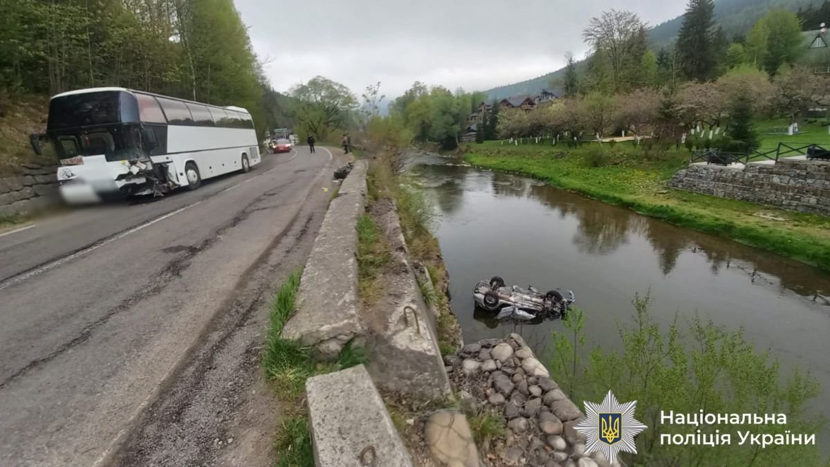Легковик після зіткнення з автобусом злетів у Прут: ДТП у …