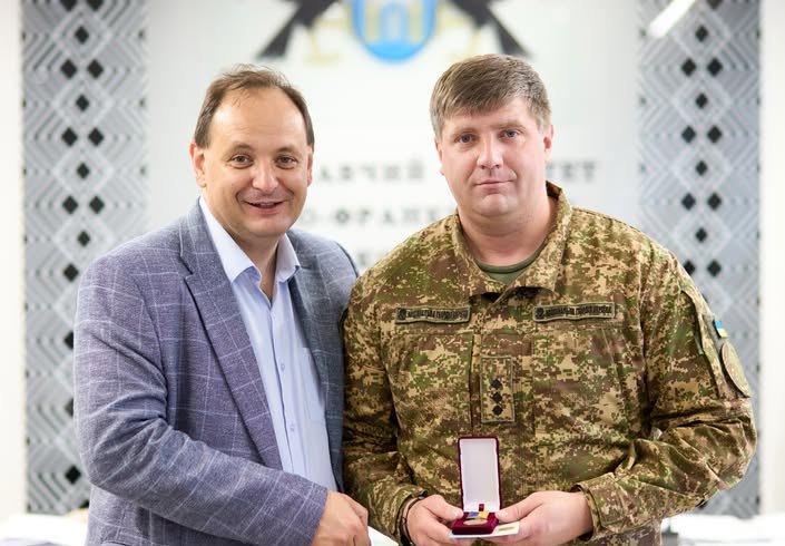 Лейтенант Олександр Богачов отримав відзнаку з рук міського голови