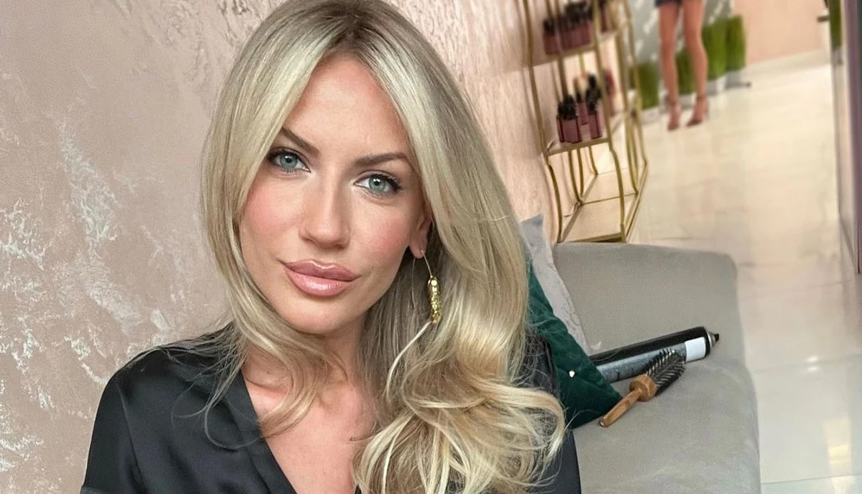 У вишиванці та мініспідниці: відома телеведуча вразила ідеальною фігурою (фото)
