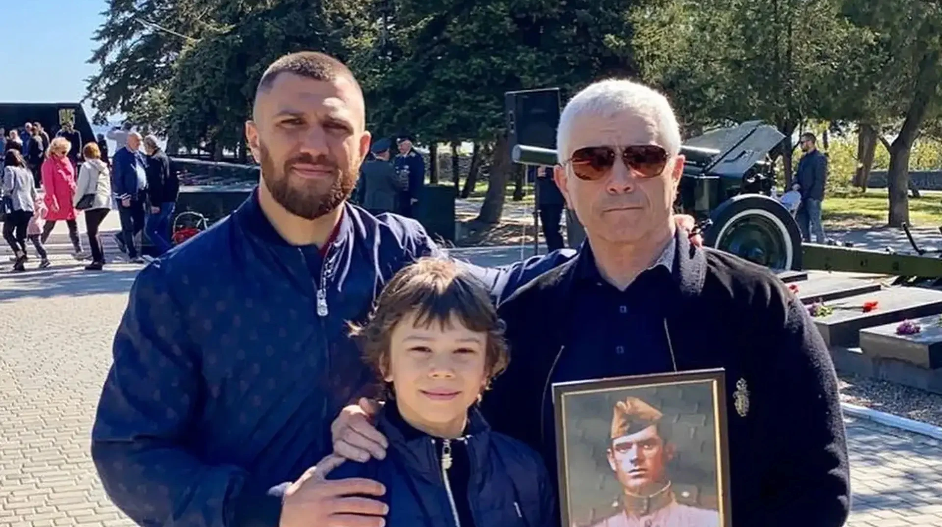 Ломаченко привітав із "днем перемоги" російською мовою та показав дорослого …