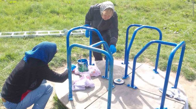 Ломачинці вийшли на толоку всім селом: пофарбували майданчик, прибрали кладовища …