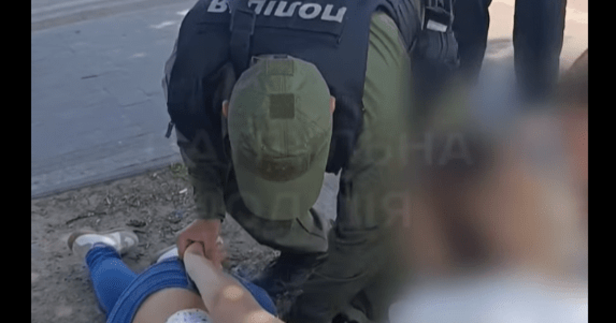 Луцькі патрульні врятували містянку, яка раптово втратила свідомість (Відео)