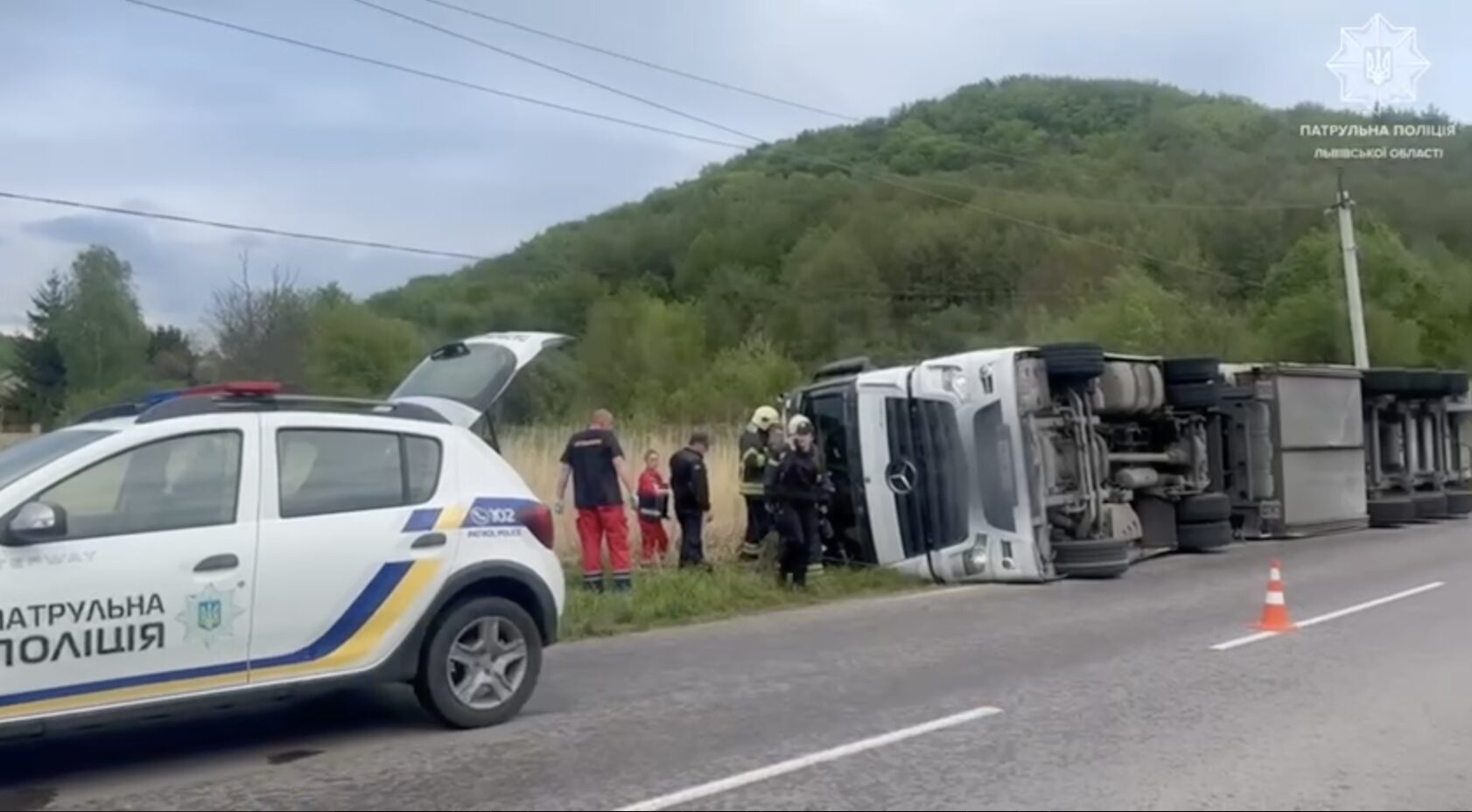 Львівський патрульний врятував водія після ДТП з перевернутою вантажівкою (відео)