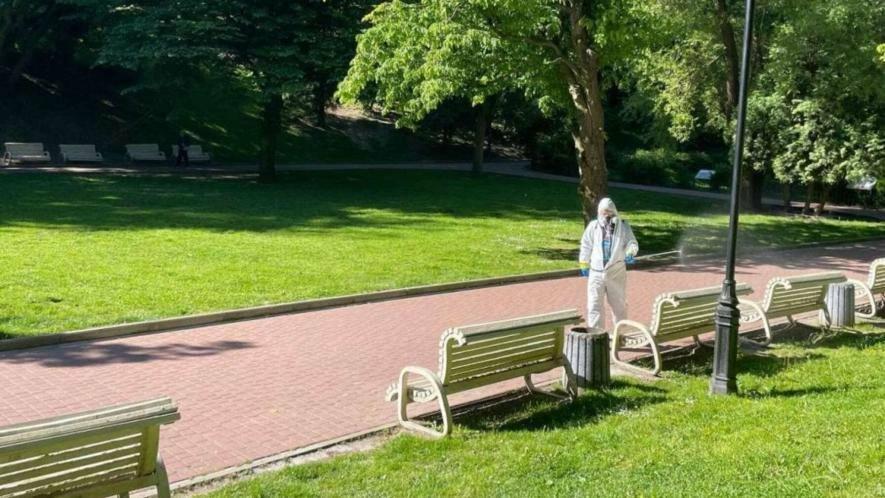 Львів «закриває» парки: у місті починається масова обробка від кліщів