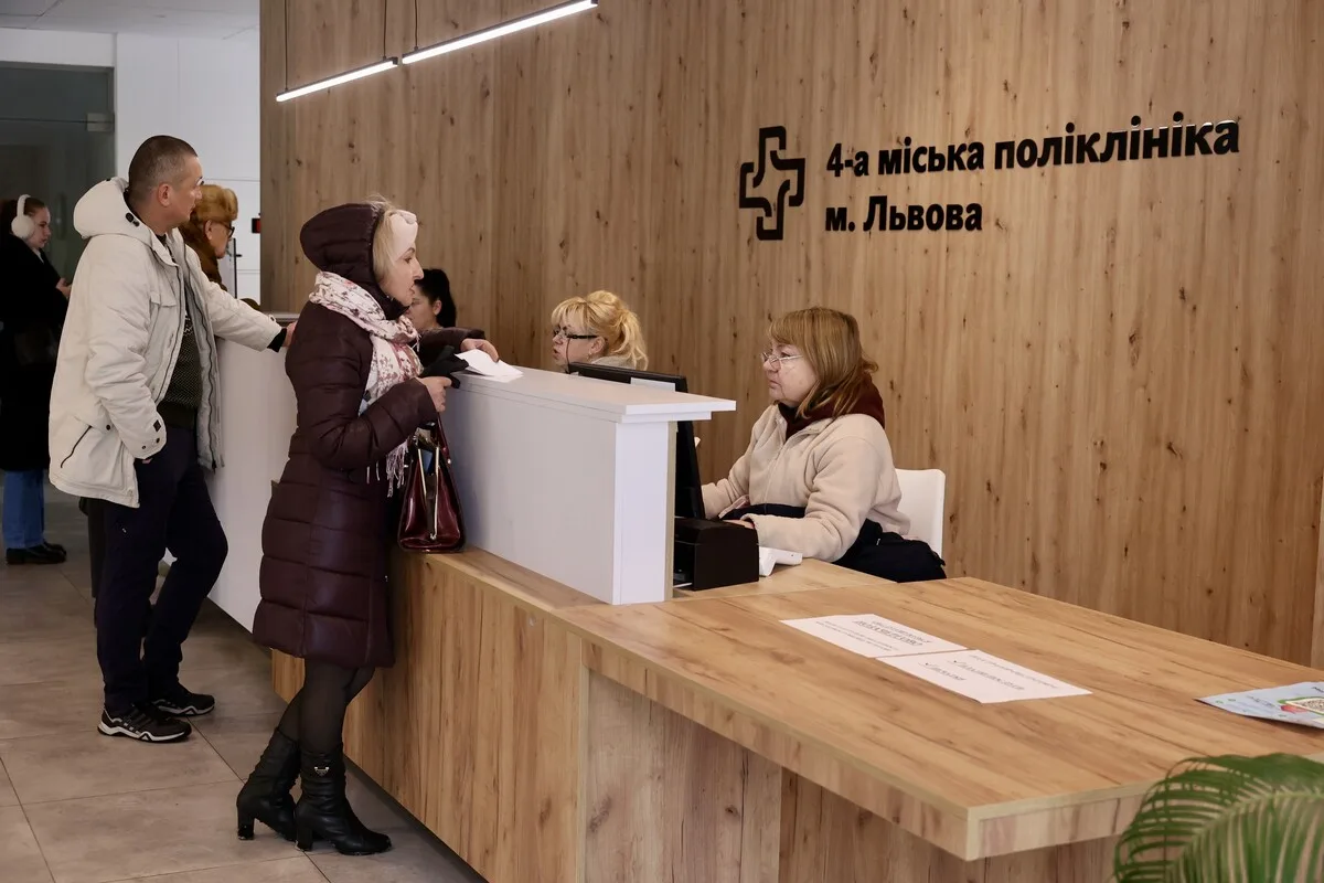 Львів: зарплати кол-центрів у поліклініках зросли вдвічі