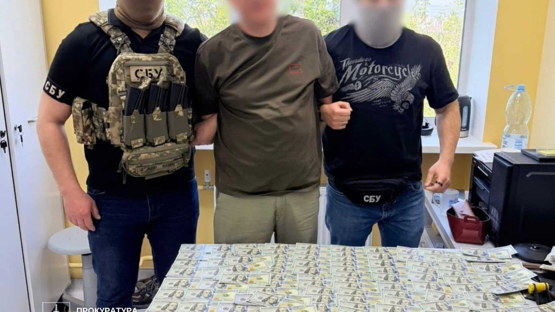 Лікарів психлікарні Києва затримали за вимагання 25 000$