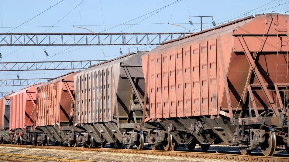 Майже вдвічі скоротився обсяг передачі зерна залізницею до Польщі у …