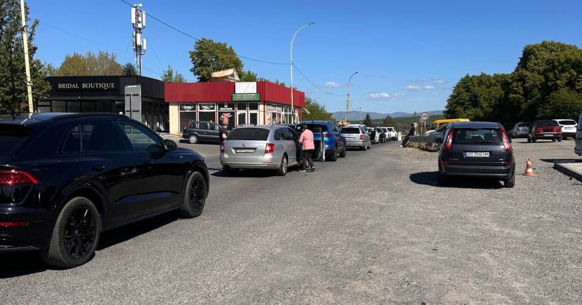 Майже сотня пішоходів і десятки авто: на кордоні Закарпаття в …
