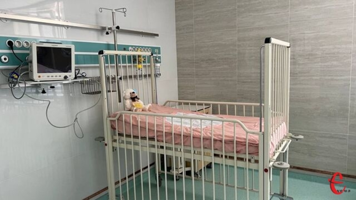 Майже тиждень у реанімації перебуває малюк, який випав із вікна …