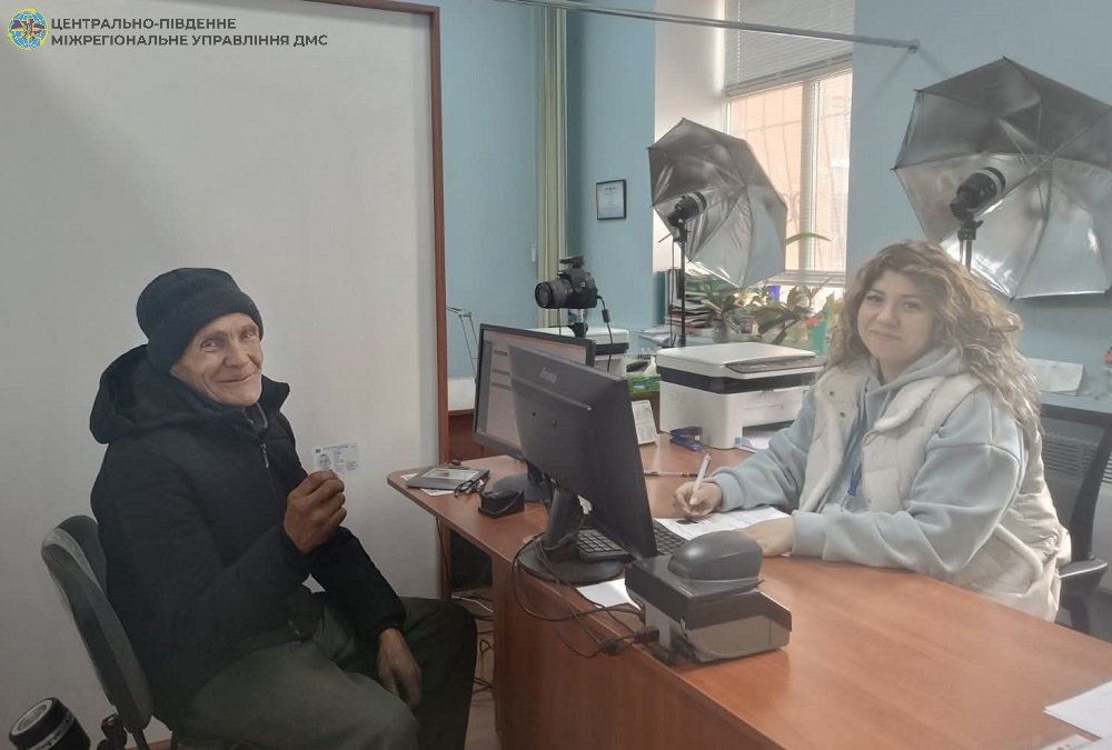 Майже 30 років без паспорта: На Черкащині чоловіку відновили документи …