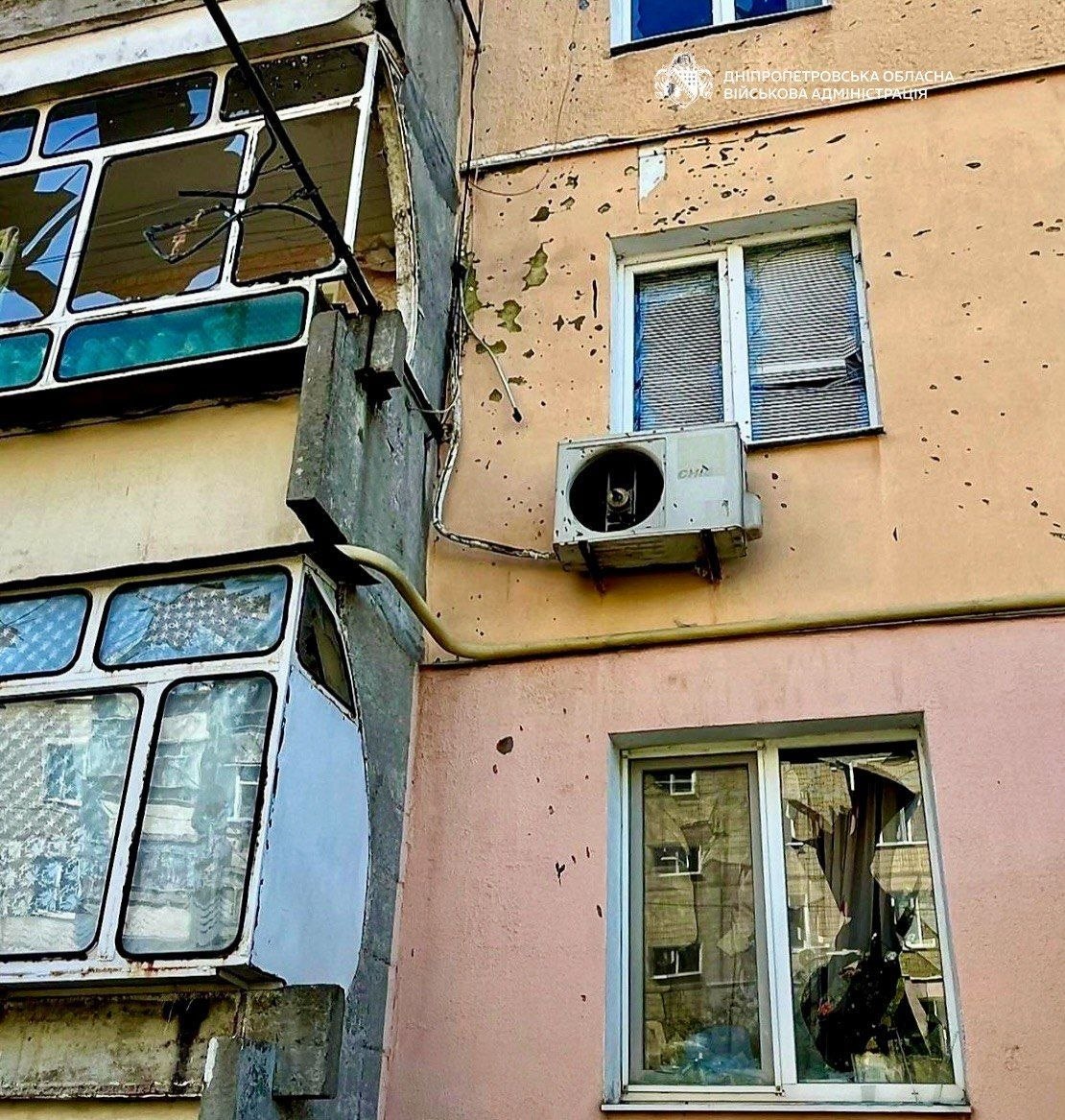 На Дніпровщині за день РФ обстріляла коледж, ТРЦ, авто та …