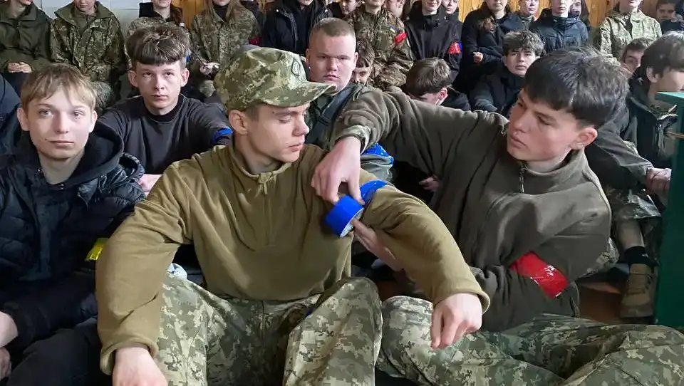 Майже 70 старшокласників Рівненщини пройшли військово-патріотичний вишкіл