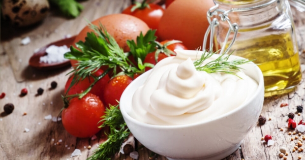Майонез чи олія: що насправді безпечніше для здоров'я та фігури
