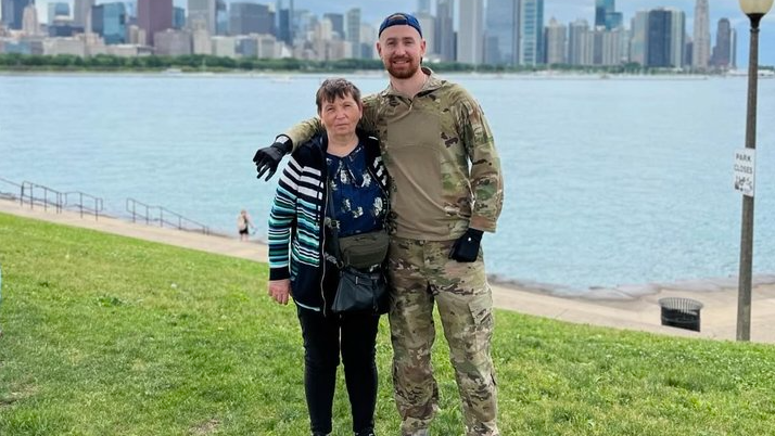 Малює і водить авто: ветеран війни, який втратив обидві руки …