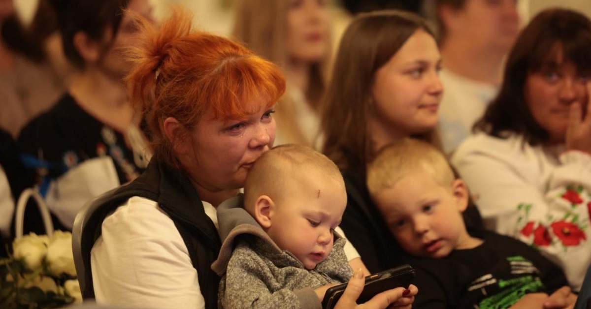 Мама в «пікселі»: у Вінниці нагородили жінку-військову, яка виховує п’ятьох …