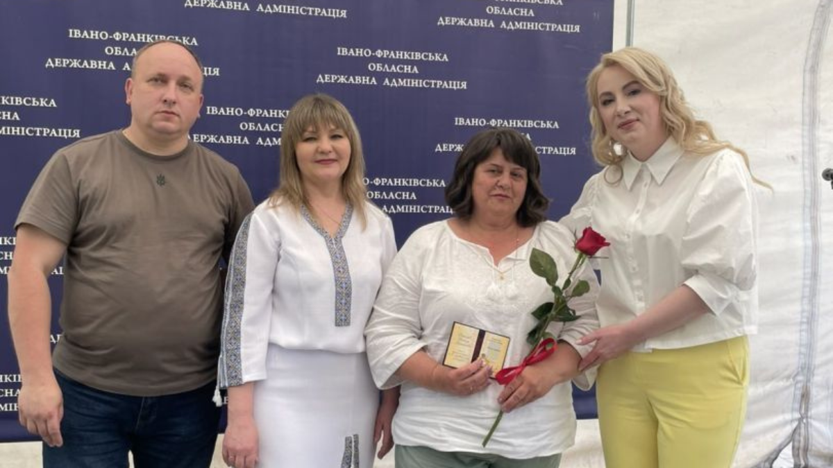 Мама загиблого воїна із Долини отримала почесне звання України