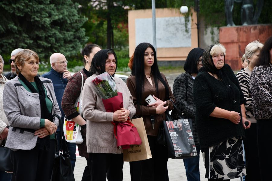 Мамі загиблого сина з Прикарпаття вручили посмертну нагороду «Хрест Героя»