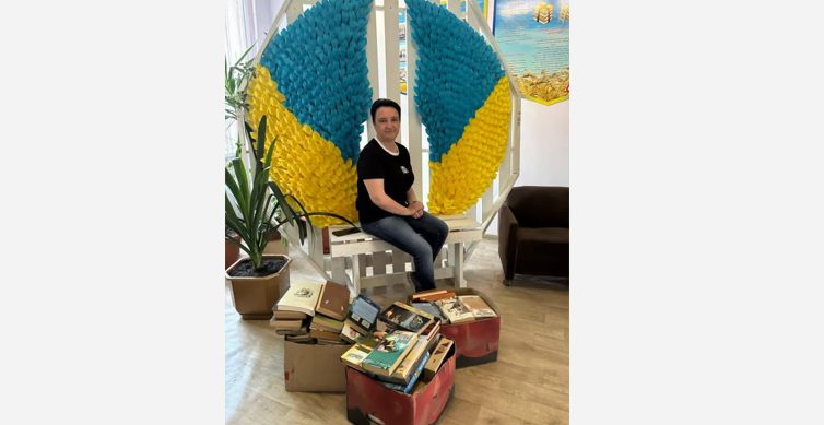 Маневичанка передала бібліотеці сотні російськомовних книг на макулатуру
