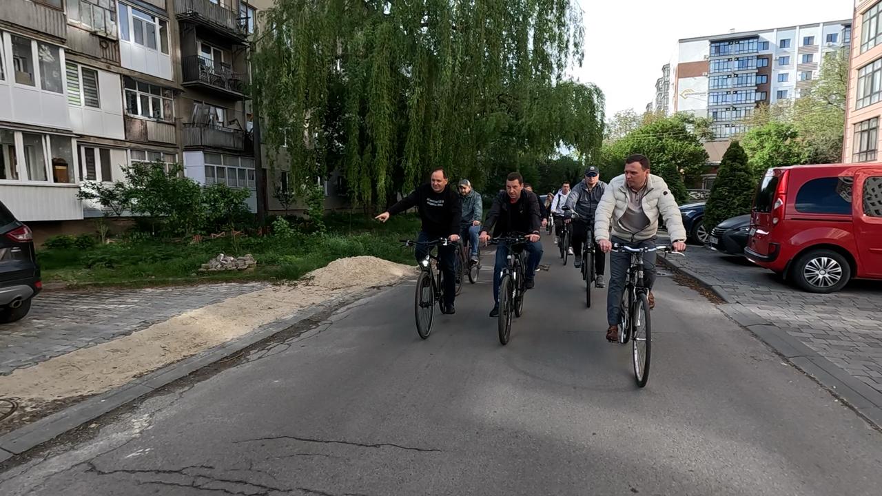 Марцінків із комунальниками перевірив центр Франківська під час велоінспекції