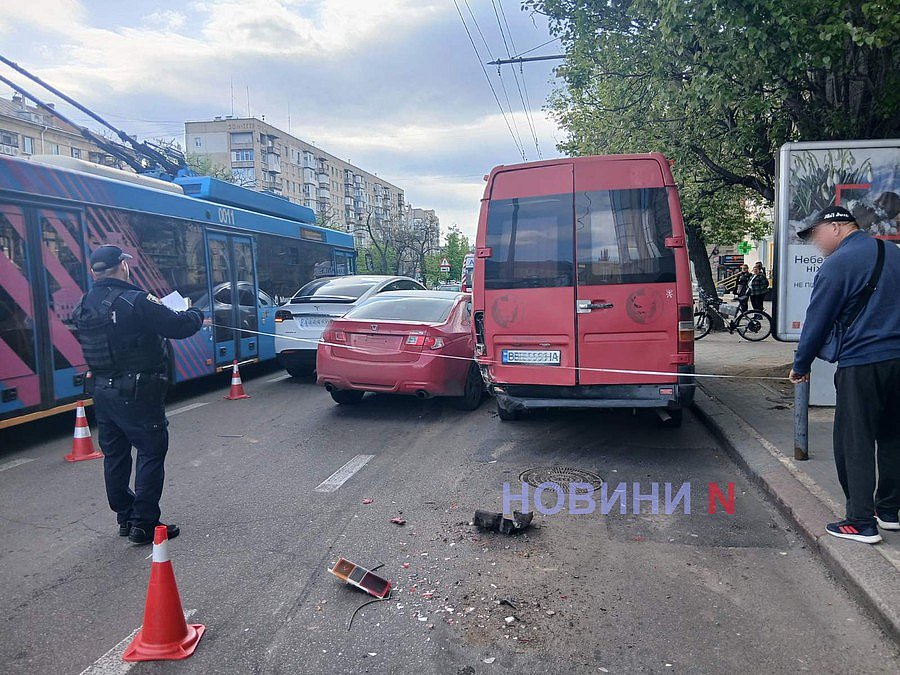 Маршрутка та два автомобілі зіткнулися на проспекті в Миколаєві: троє …
