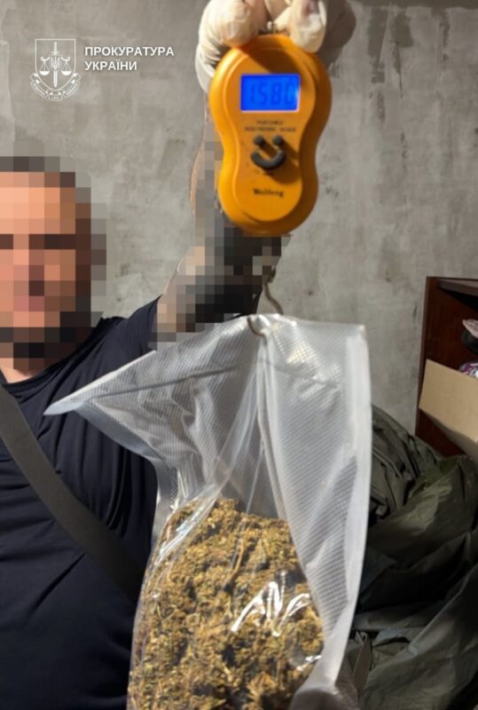 Маскував у речах та відправляв поштою: на Дніпропетровщині ліквідували масштабний …