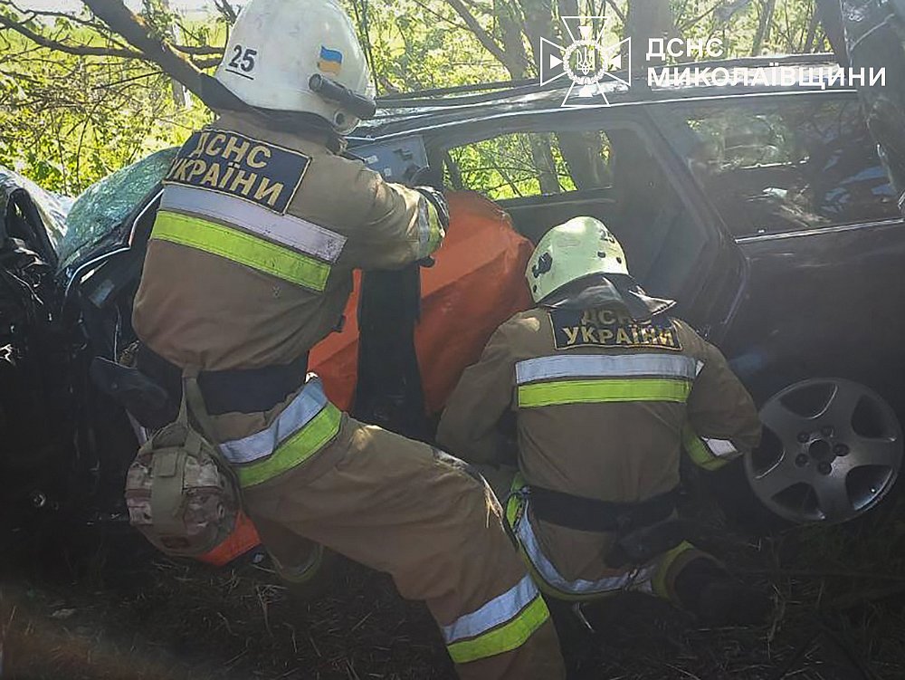 Масова аварія на Миколаївщині: рятувальники вирізали водія з розбитого авто