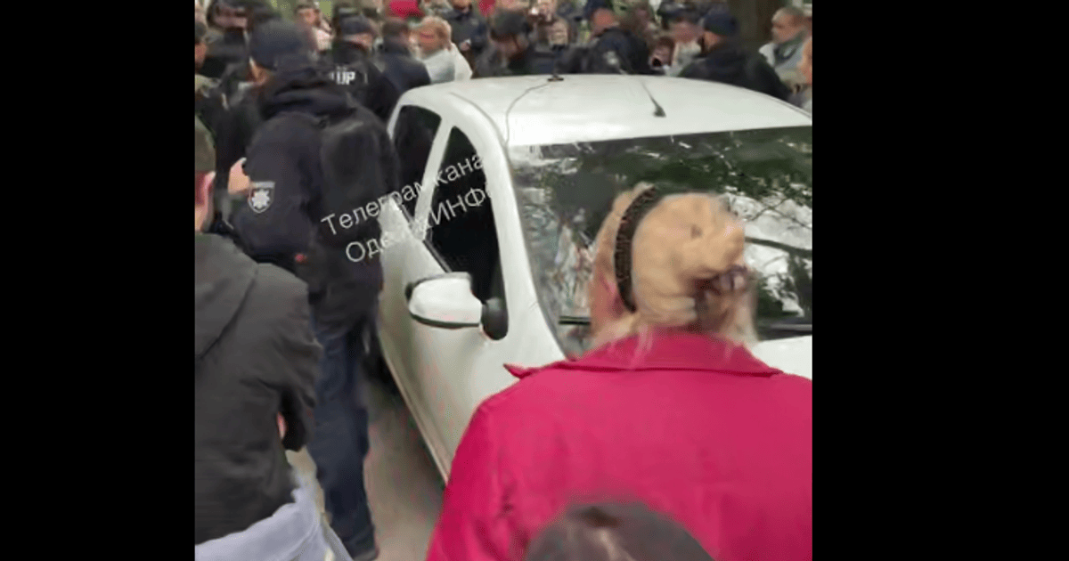 Масова сутичка із поліцією в Одесі: натовп перешкоджав затриманню хлопця …