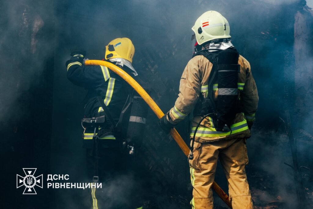 Масштабна пожежа на Гощанщині знищила житловий будинок та дві господарчі …