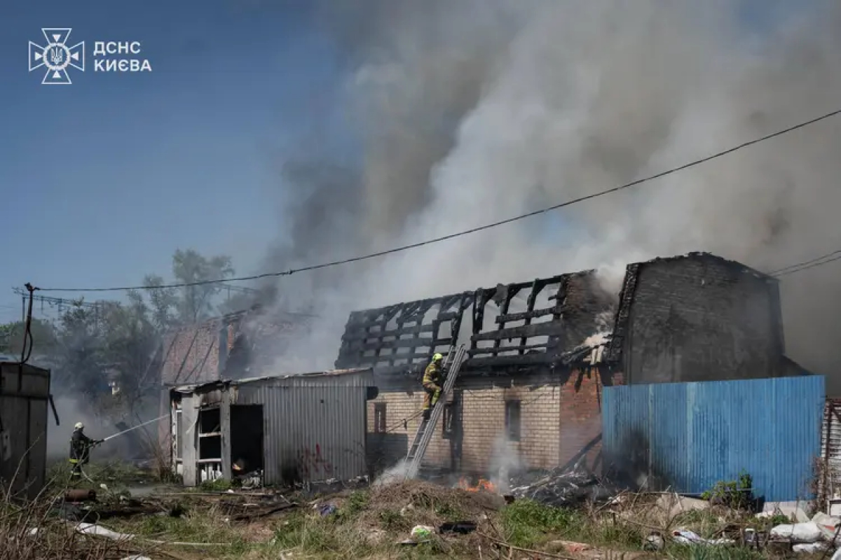 Масштабна пожежа на Куренівці: загоряння трави перекинулося на будівлю