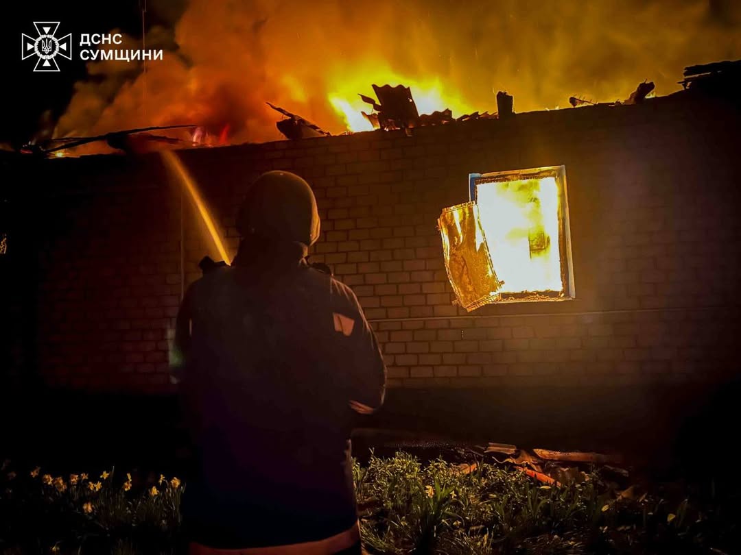 Нічний удар РФ по Сумщині спричинив масштабну пожежу