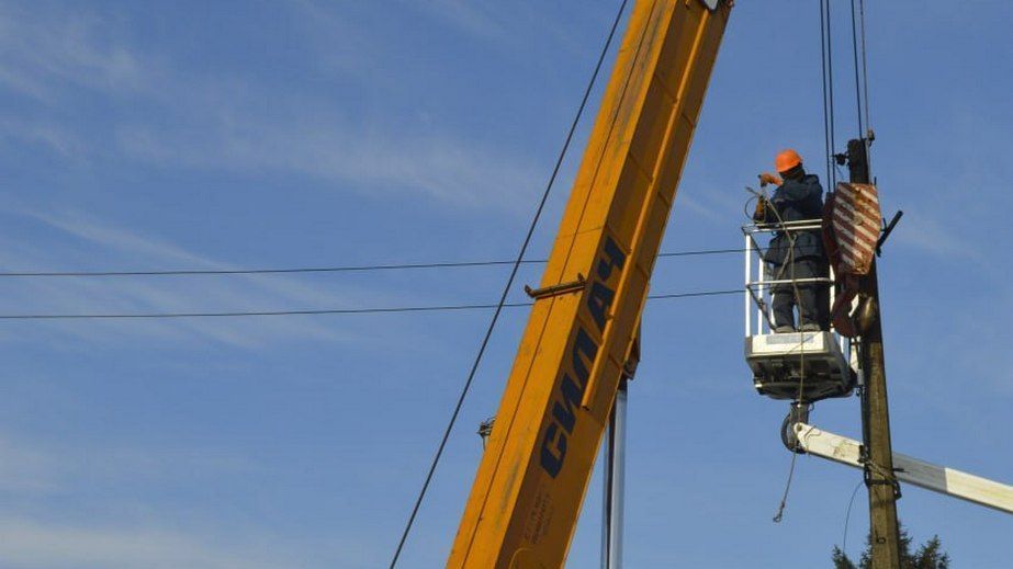 Понад 57 тисячам споживачів на Запоріжжі повернули світло після обстрілів