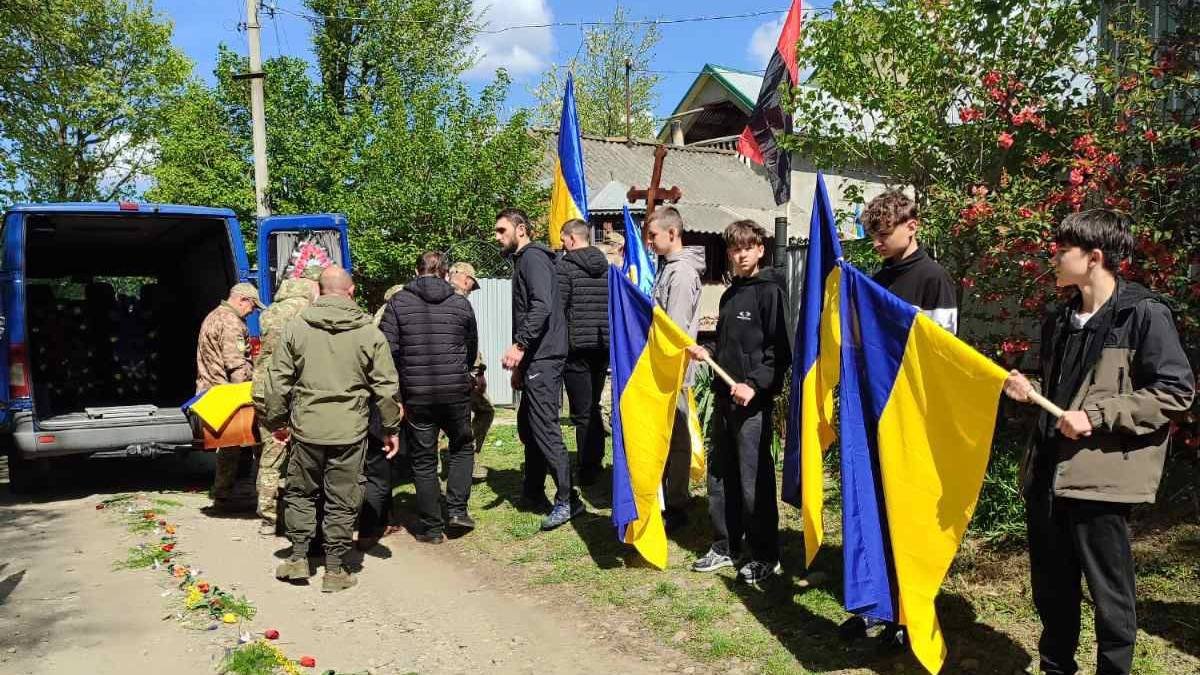 Матеївецька громада "на щиті" зустріла полеглого воїна Михайла Шукайлюка