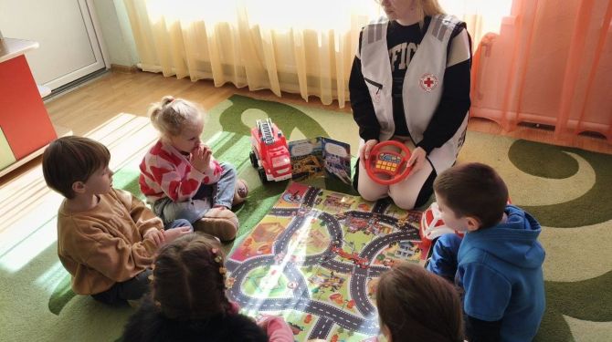 Машинки-помічники і сонечко серед квітів: у Кельменцях навчають малюків безпеці …