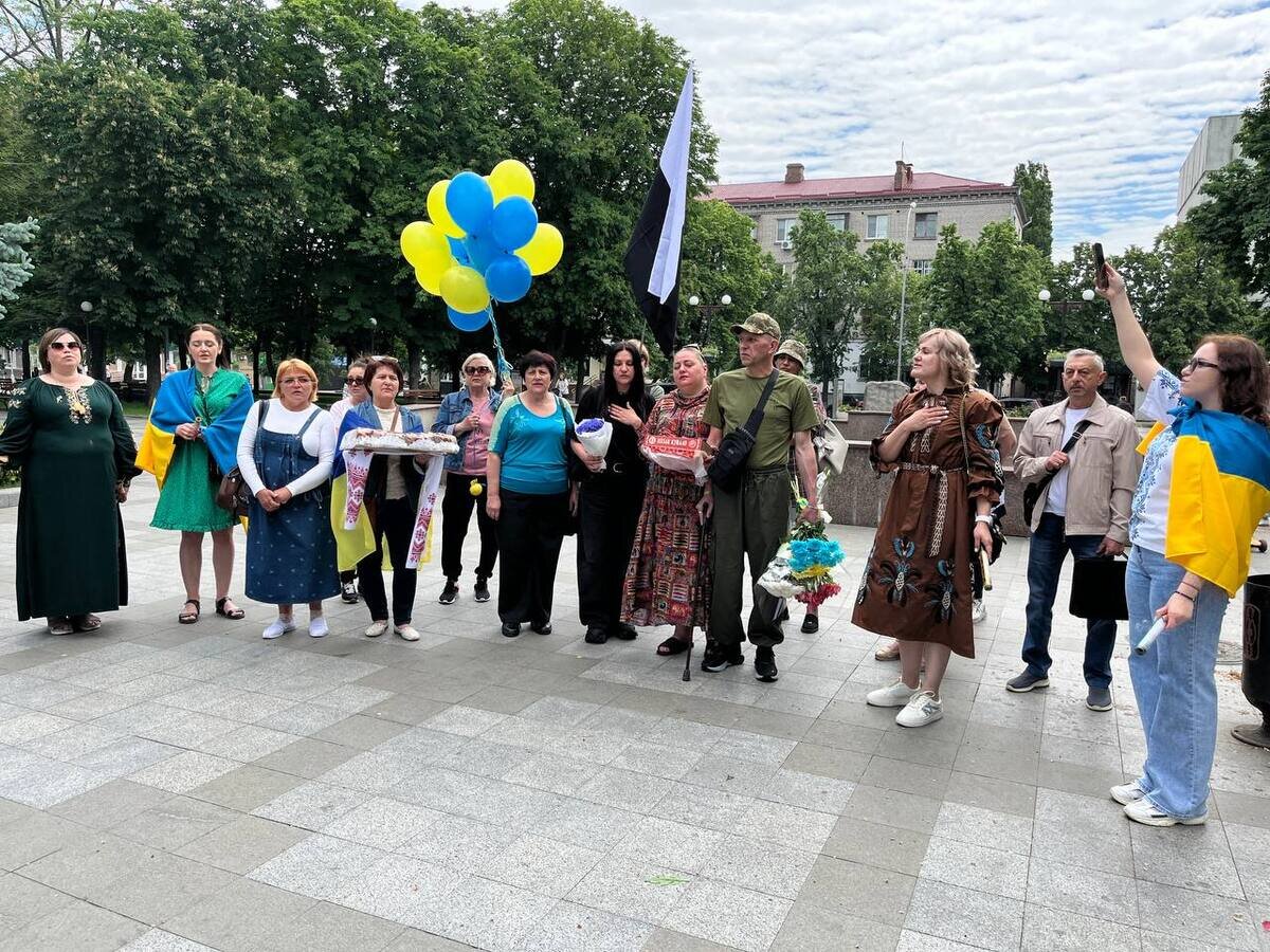«Маємо так зустрічати кожного»: Кременчук уперше урочисто зустрів звільненого з …