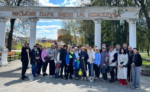 Медики Центральної лікарні Сум висадили нову алею в міському парку