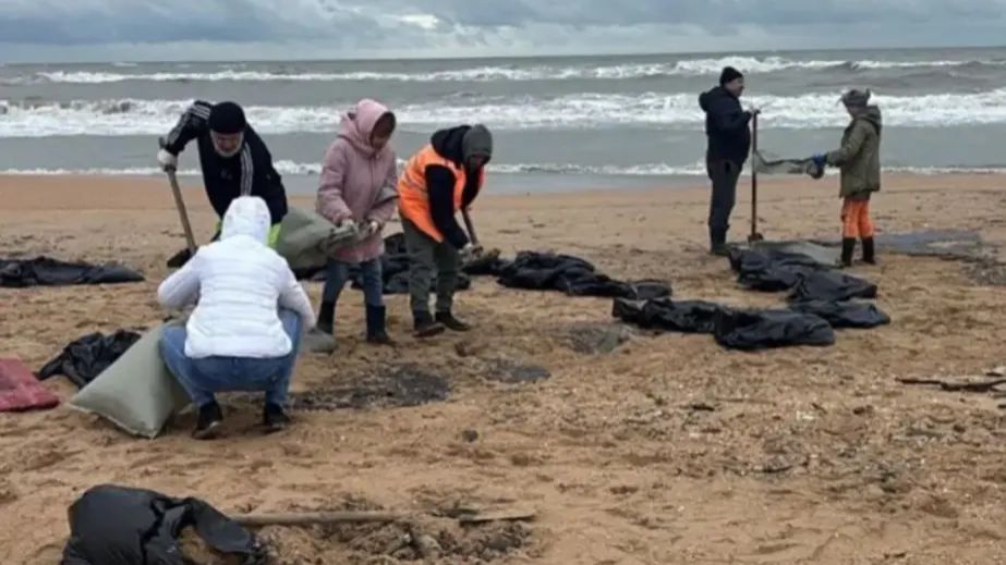 Медузи, забруднення та водорості: що відбувається з Азовським морем на …