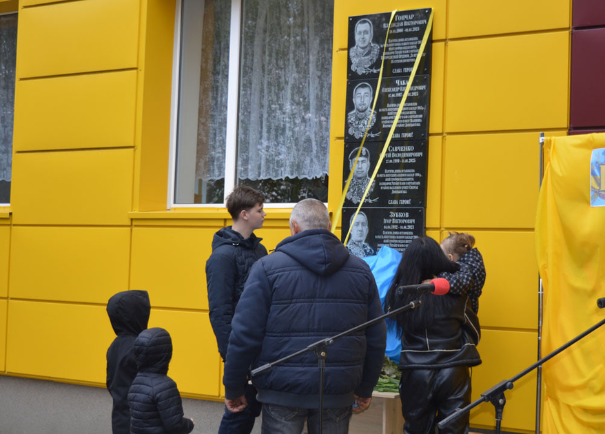 Меморіальні дошки чотирьом загиблим випускникам ліцею встановили в Олександрівці (фото)