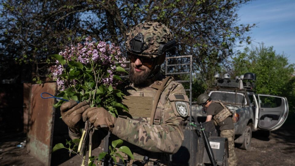 «Мені треба привезти їй бузок»: як «Казанова» шукав квіти в …