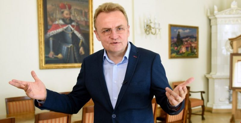 Мера Львова облили невстановленою рідиною: особу зловмисника встановили