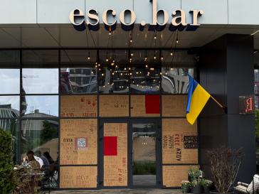 Мережа Escobar покрила свої фасади транспарантами FreeAzovstal Defenders