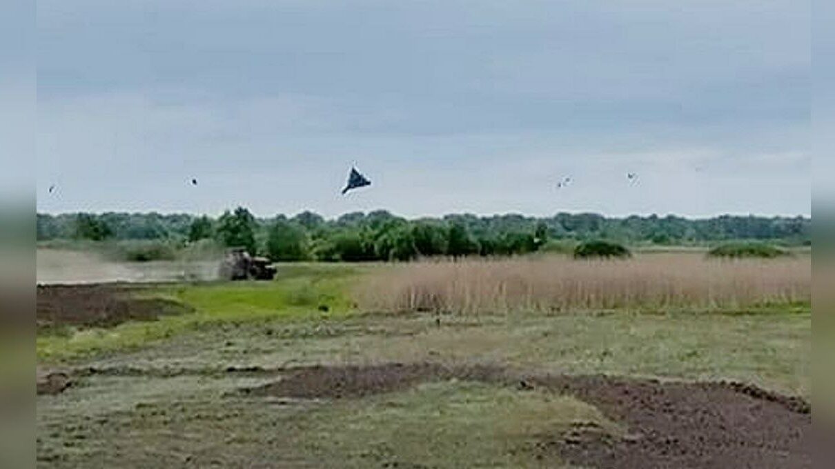 Мережею поширилося відео падіння безпілотника просто біля працюючого в полі …