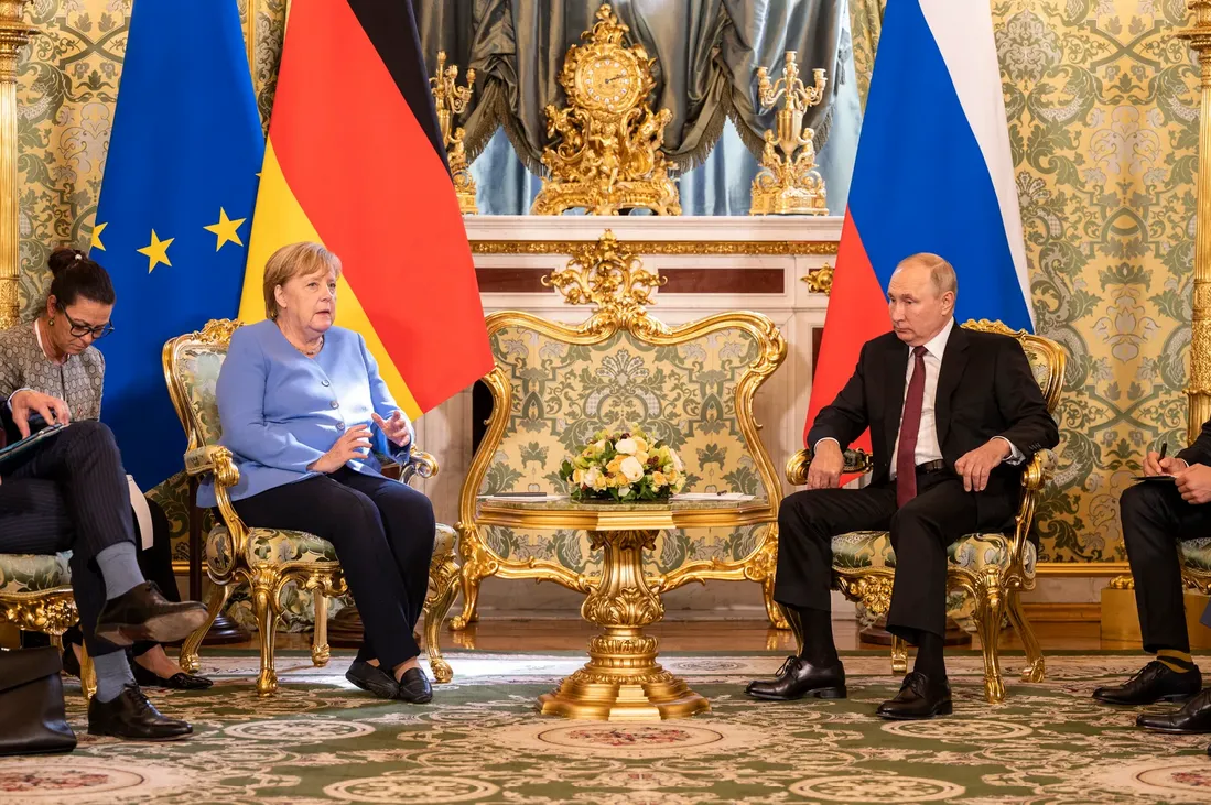 Меркель розглядають як потенційну посередницю у переговорах між ЄС та …