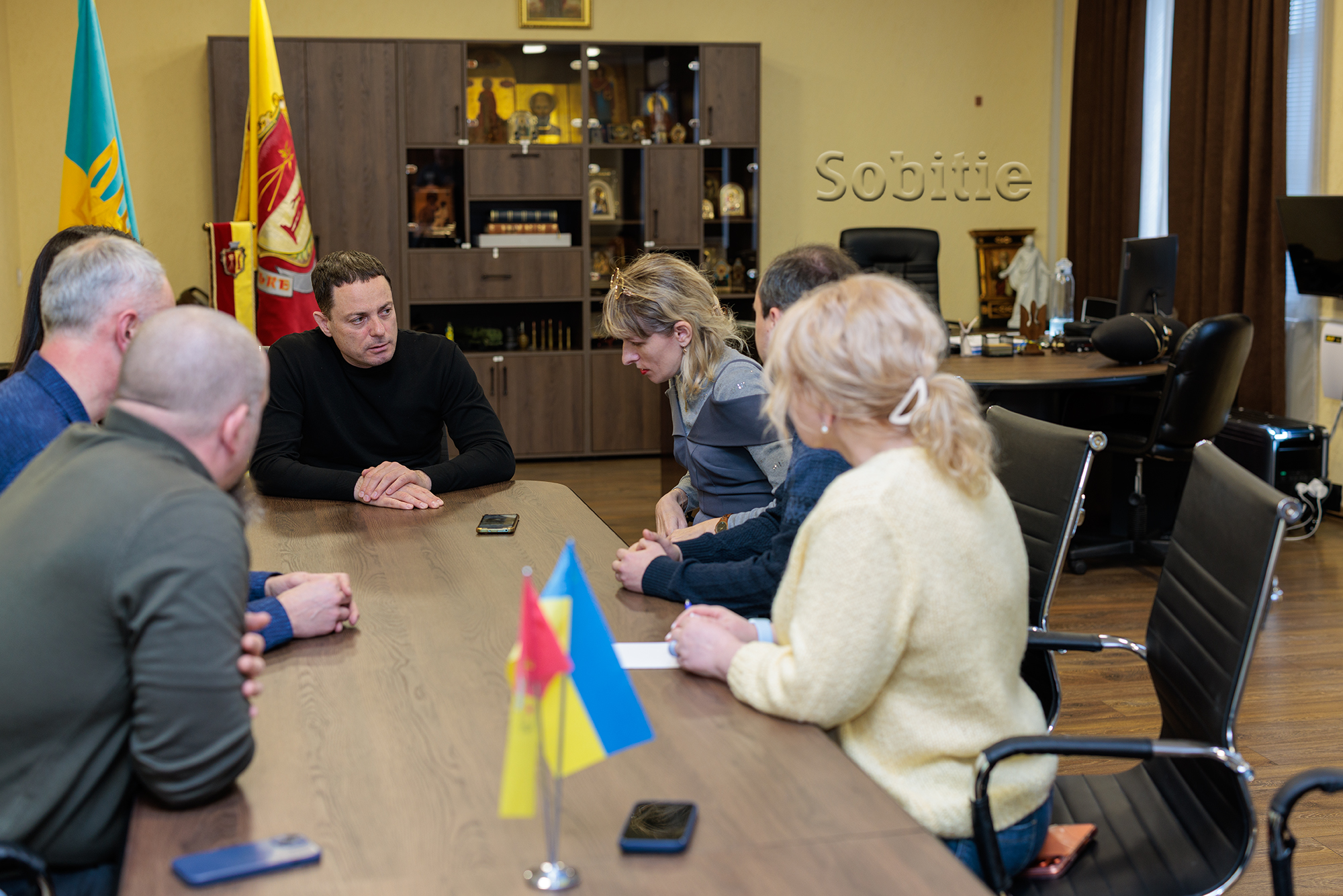 Мер Кам’янського провів зустріч із родинами військовополонених та зниклих безвісти …