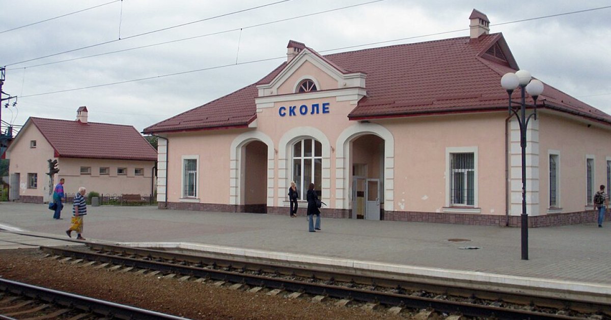 Мешканці Сколе обурені через можливе скасування зупинки поїзда Львів — …