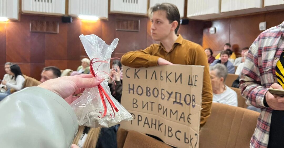 Мешканці Франківська принесли меру будівельне сміття через хаотичну забудову