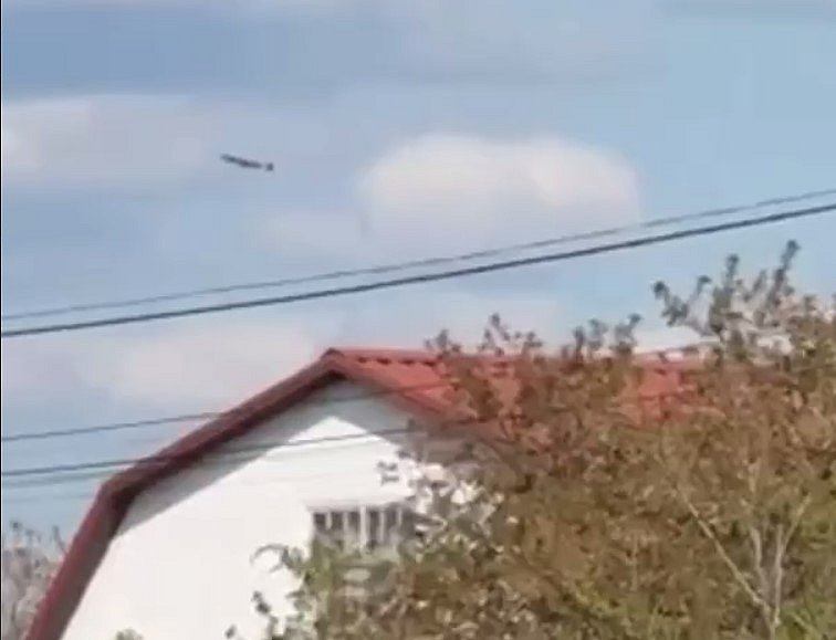 Мешканці зняли, як над Миколаєвом низько пролетів «Шахед» (відео)