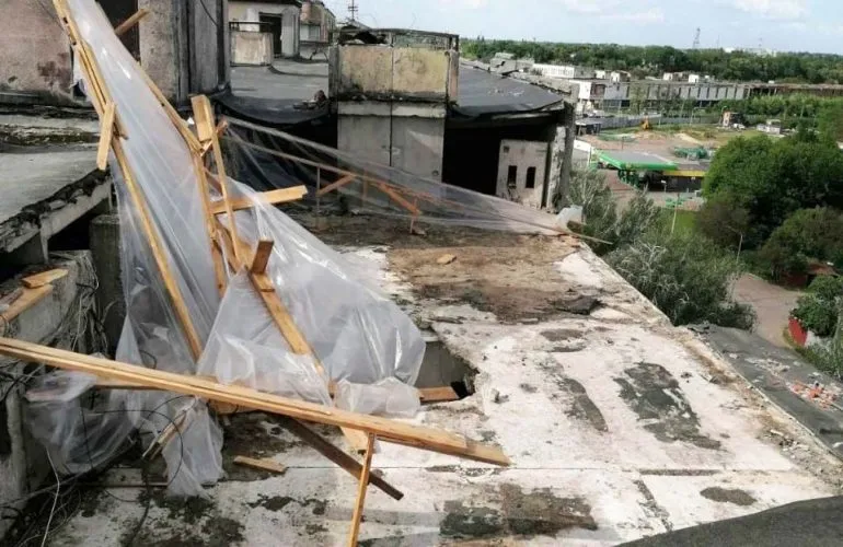 Мешканців зруйнованого дронами будинку на Великотирнівській затоплює дощами