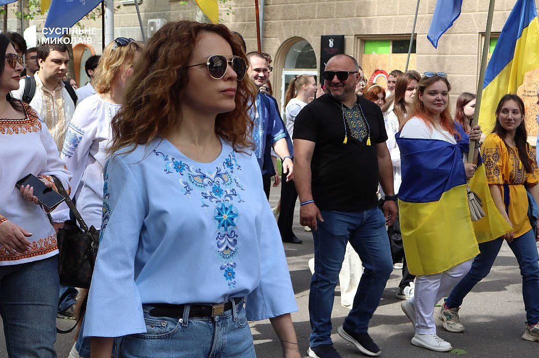 Миколаївці на честь Дня вишиванки створили живий герб України