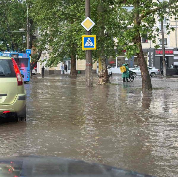 Миколаїв пішов під воду: злива стіною затопила вулиці та валить …