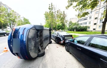 Минске Tesla протаранила два авто и перевернулась